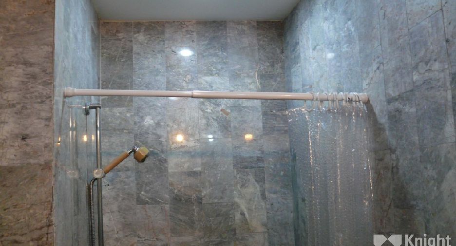 For sale 3 ベッドルーム condo in Sathon, Bangkok