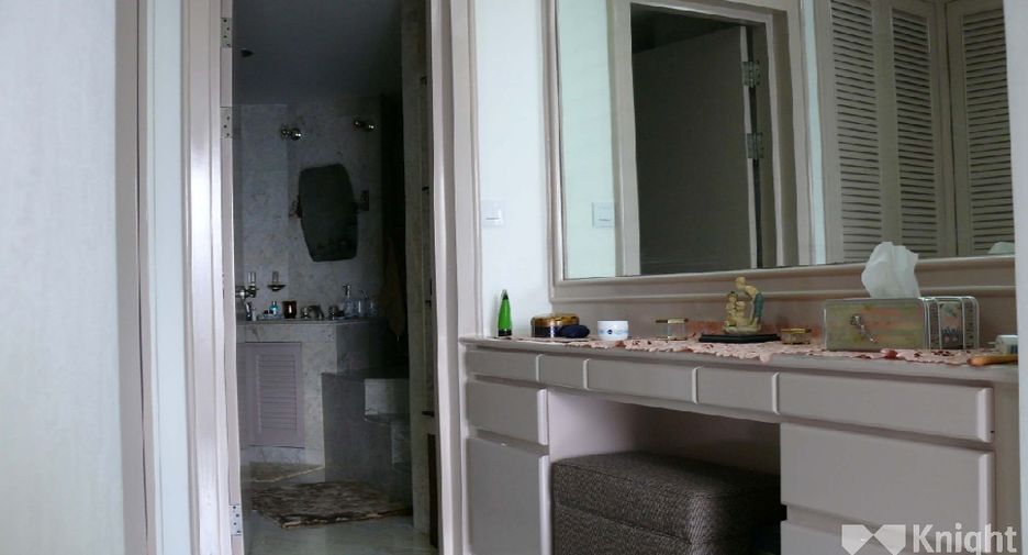 For sale 3 ベッドルーム condo in Sathon, Bangkok