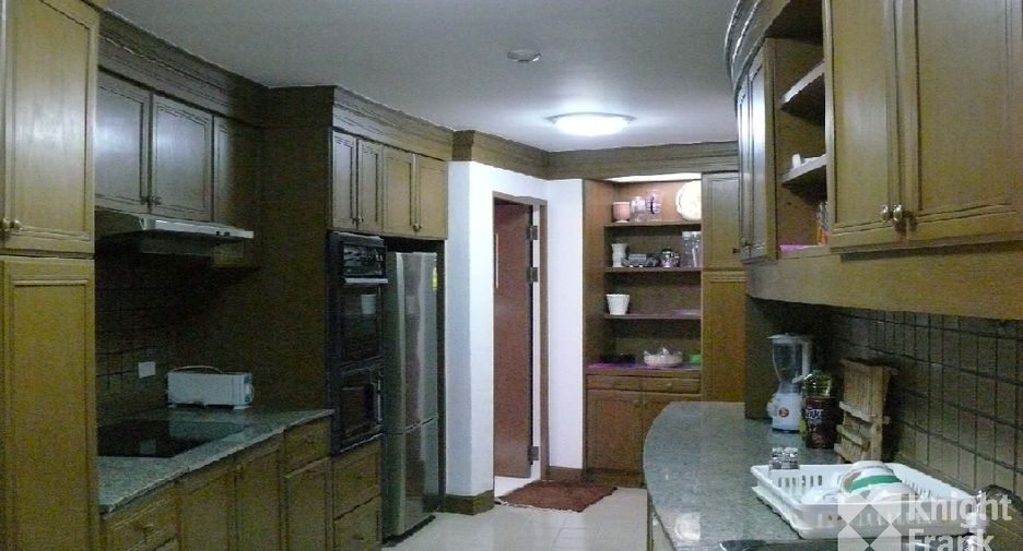 For sale 3 ベッドルーム condo in Sathon, Bangkok