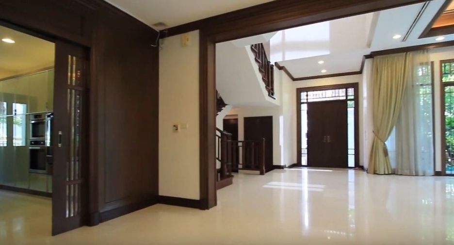 For rent 4 bedrooms house in Sathon, Bangkok