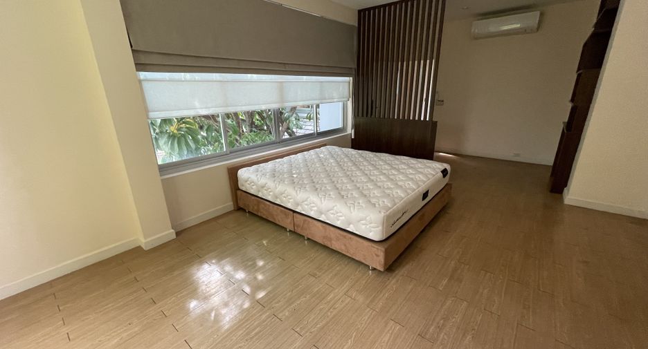 For rent 3 bed house in Huai Khwang, Bangkok