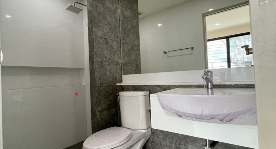 For sale 3 bed townhouse in Hang Dong, Chiang Mai