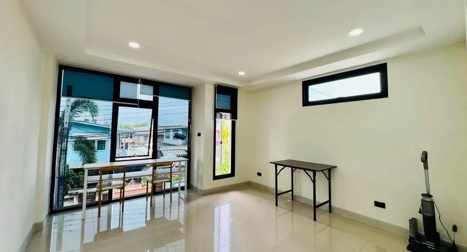 For rent and for sale office in Phra Khanong, Bangkok