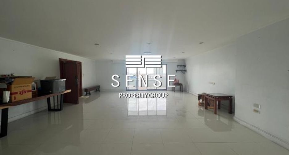 For sale 3 bed condo in Watthana, Bangkok