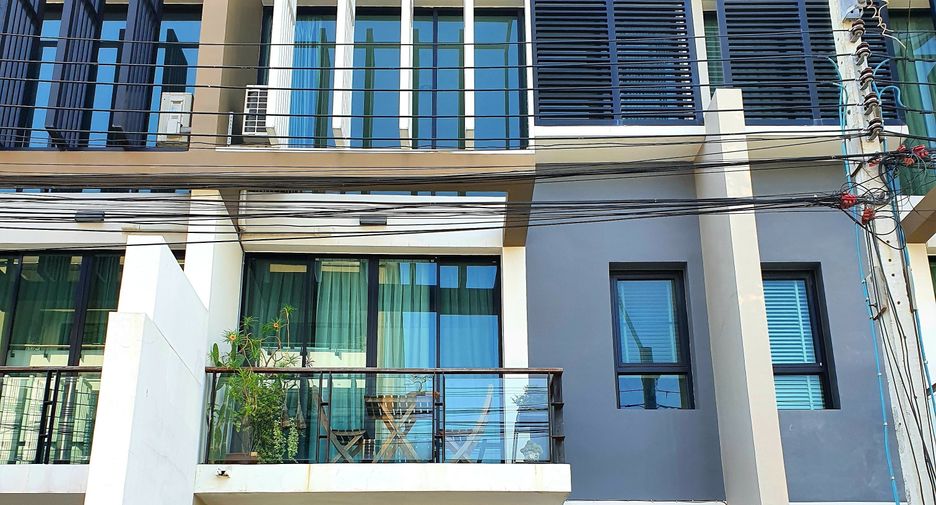 For sale 3 bed townhouse in Khlong Toei, Bangkok