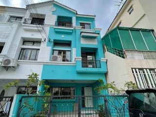 For rent 3 bed townhouse in Wang Thonglang, Bangkok