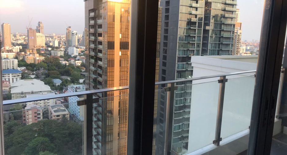 À louer et à vendre 3 chambres condo à Khlong Toei, Bangkok