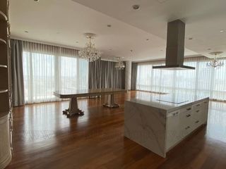 For rent 4 bedrooms condo in Pathum Wan, Bangkok