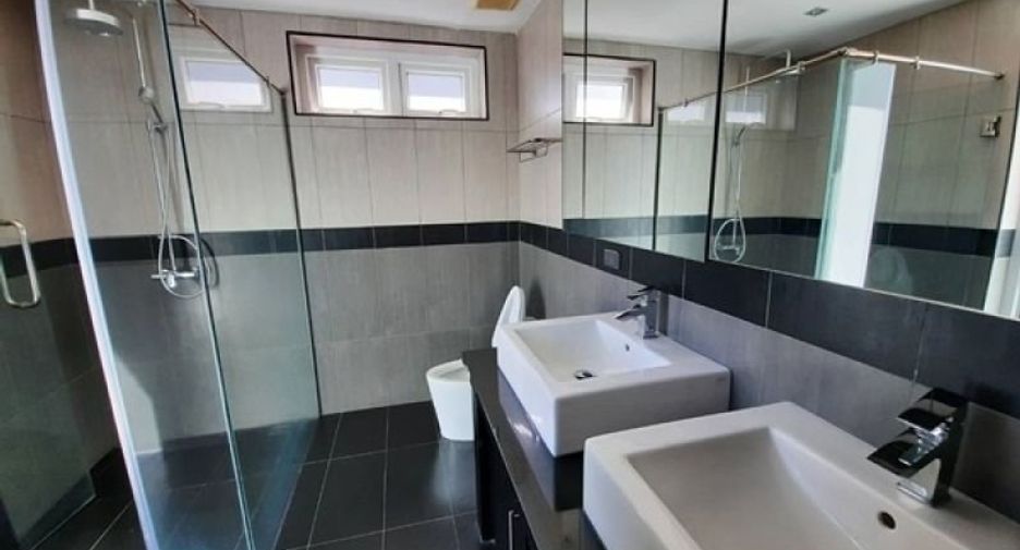 For sale 5 bedrooms house in Bang Lamung, Chonburi