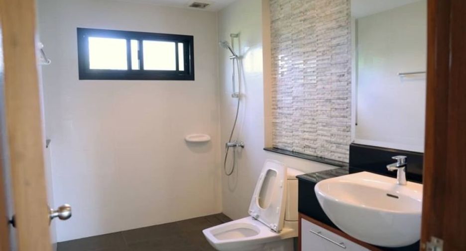 Casa en alquiler de 3 habitaciones en Sattahip, Chonburi