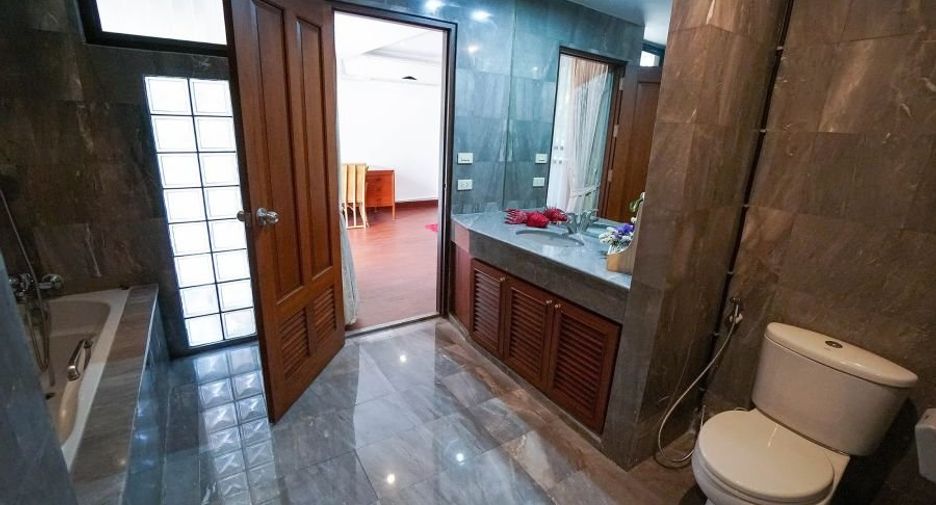 À louer 3 chambres appartement à Khlong Toei, Bangkok
