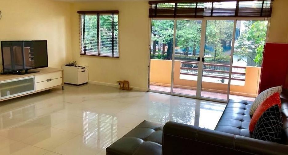 For rent 5 bed townhouse in Watthana, Bangkok