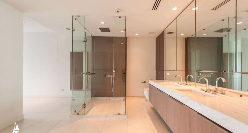 For rent 2 bedrooms condo in Pathum Wan, Bangkok