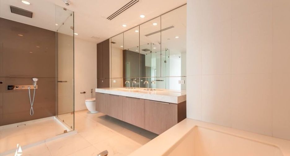 For rent 2 bedrooms condo in Pathum Wan, Bangkok