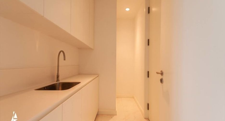 For rent 2 bedrooms condo in Pathum Wan, Bangkok