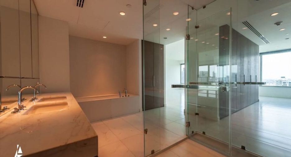 For rent 2 bedrooms condo in Pathum Wan, Bangkok