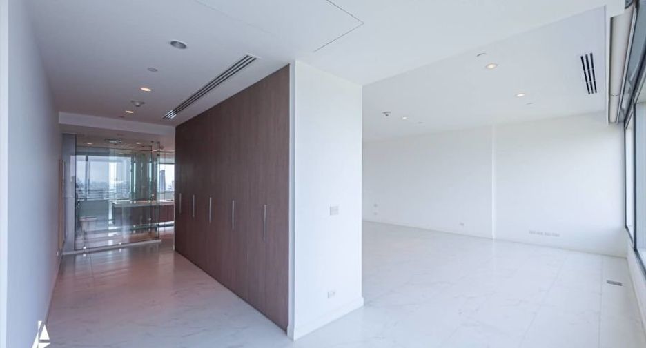 For rent 2 bedrooms condo in Pathum Wan, Bangkok