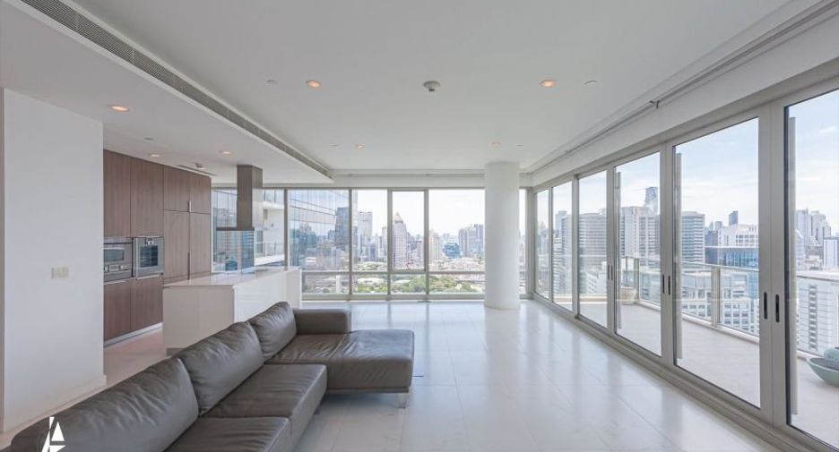 For rent 2 bedrooms condo in Pathum Wan, Bangkok