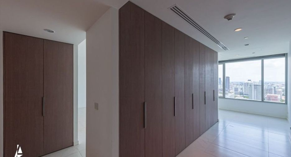For rent 2 bedrooms condo in Pathum Wan, Bangkok