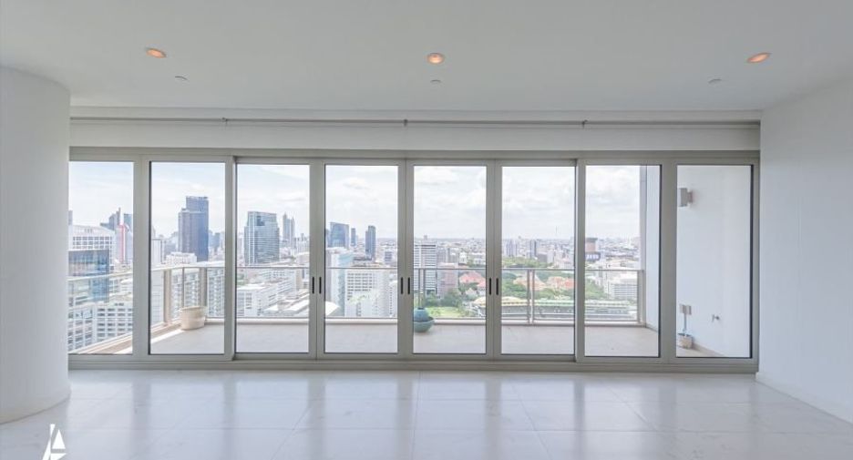 For rent 2 bedrooms condo in Pathum Wan, Bangkok