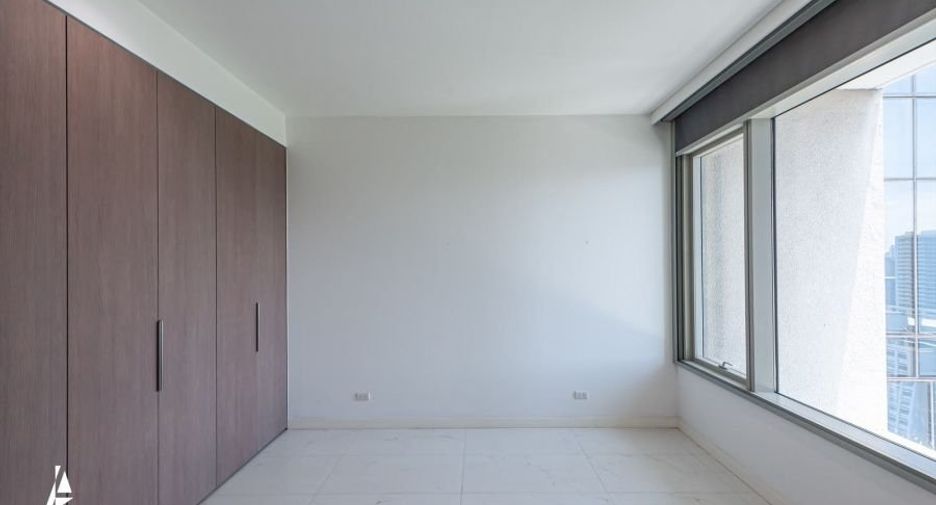 For rent 2 bedrooms condo in Pathum Wan, Bangkok