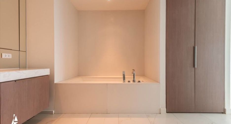 For rent 2 bedrooms condo in Pathum Wan, Bangkok