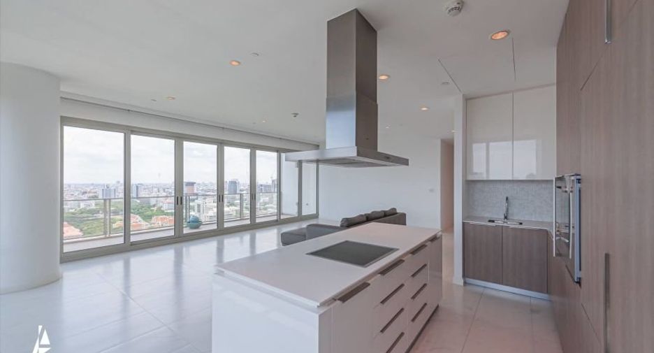 For rent 2 bedrooms condo in Pathum Wan, Bangkok