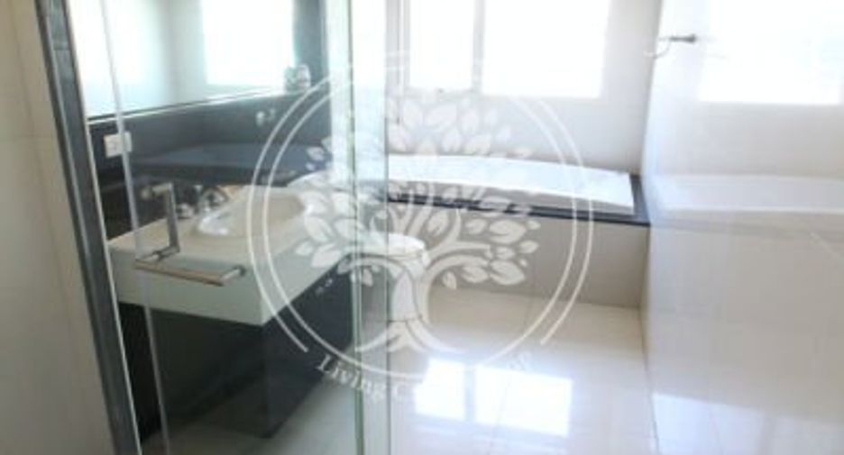 For rent 2 bedrooms condo in Pathum Wan, Bangkok