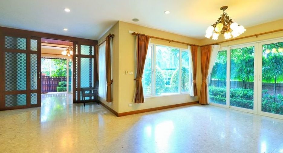 For sale 3 bedrooms house in Taling Chan, Bangkok