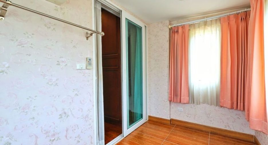 For sale 3 bedrooms house in Taling Chan, Bangkok