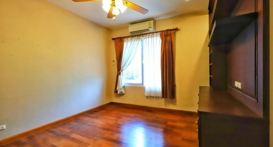 For sale 3 bedrooms house in Taling Chan, Bangkok