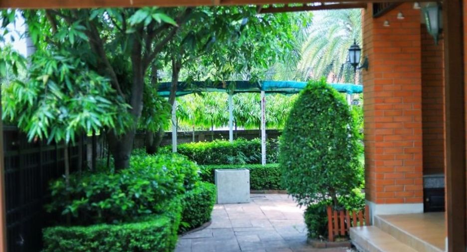 For sale 3 bedrooms house in Taling Chan, Bangkok