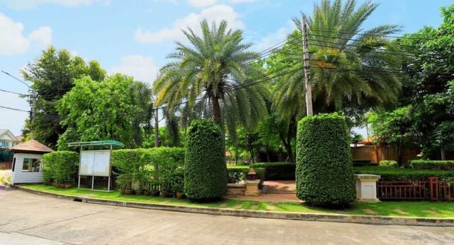 For sale 3 bedrooms house in Taling Chan, Bangkok