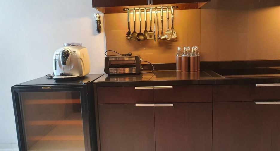 For rent 3 bedrooms condo in Khlong Toei, Bangkok