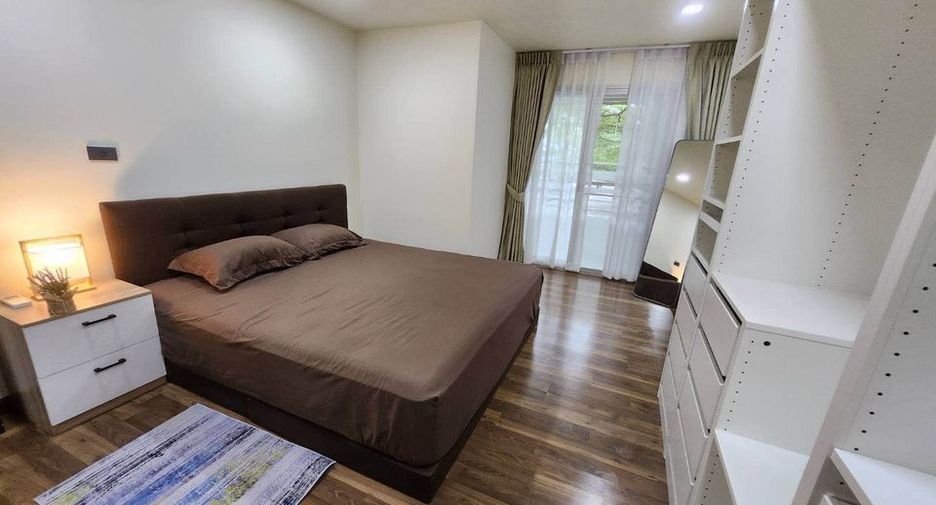 For rent 2 bed condo in Phra Khanong, Bangkok