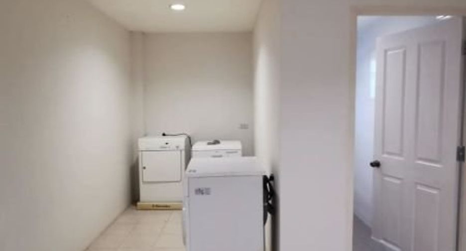 Casa en alquiler de 4 habitaciones en Khlong Toei, Bangkok