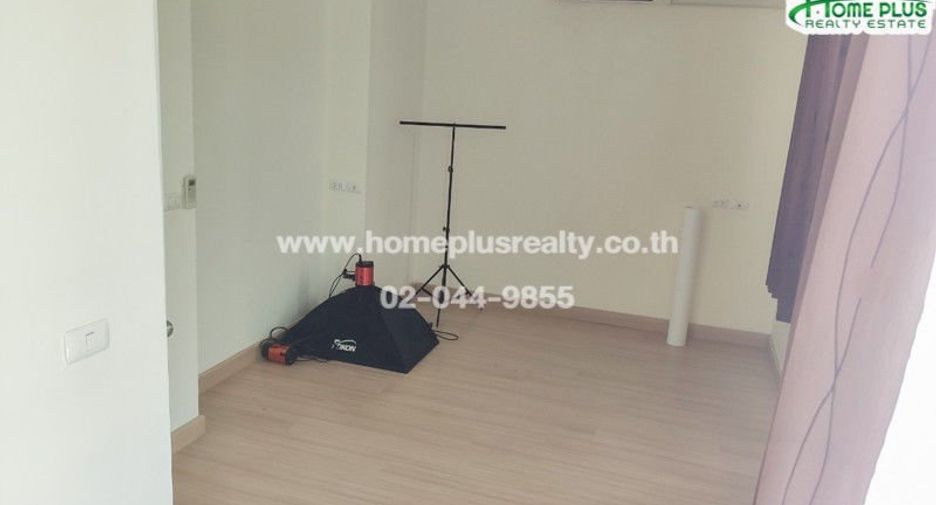 For sale 3 bedrooms townhouse in Saphan Sung, Bangkok