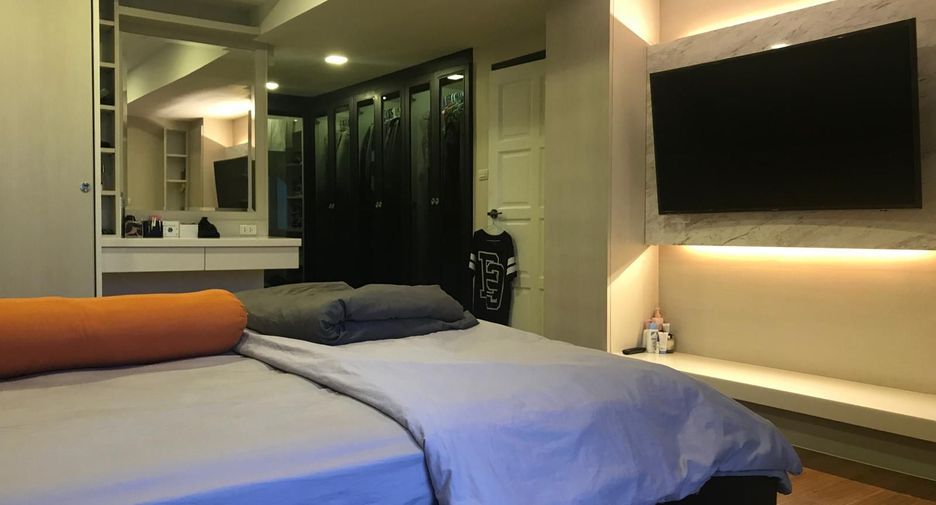For sale 5 bed condo in Watthana, Bangkok