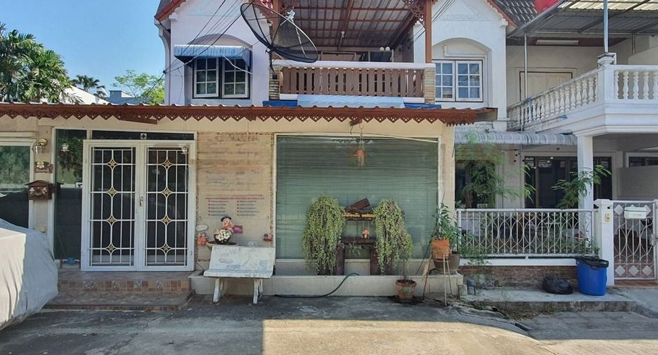 For sale 5 bed townhouse in Bang Na, Bangkok
