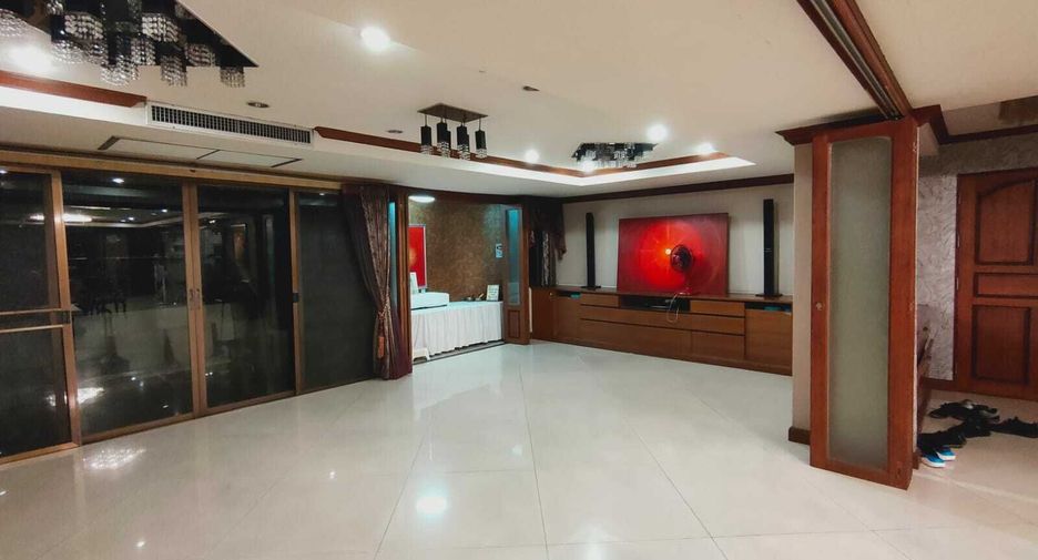 For rent 3 Beds condo in Khlong Toei, Bangkok