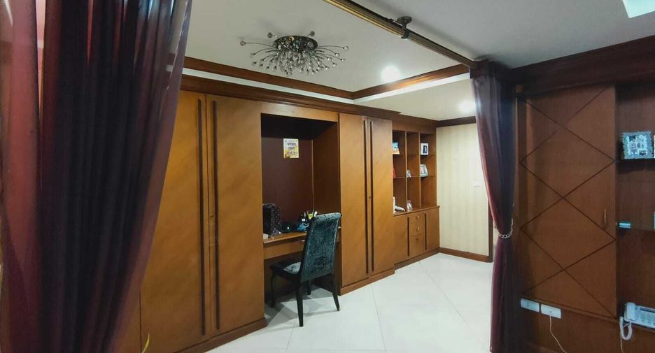 For rent 3 Beds condo in Khlong Toei, Bangkok