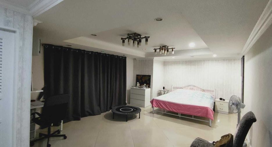 For rent 3 Beds condo in Khlong Toei, Bangkok