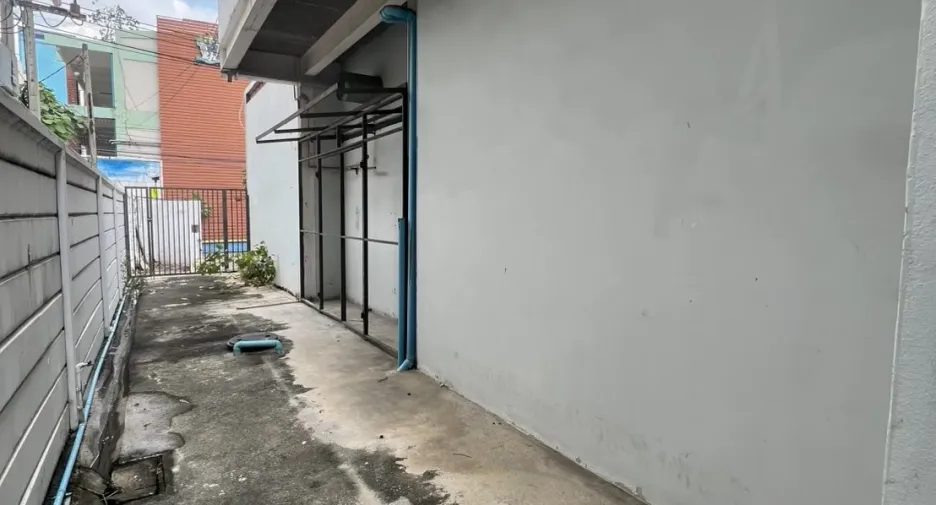 For rent retail Space in Watthana, Bangkok
