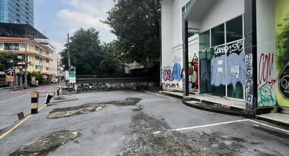 For rent retail Space in Watthana, Bangkok