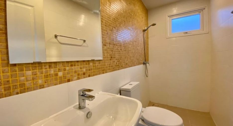 For rent 3 bedrooms townhouse in Mueang Chiang Mai, Chiang Mai