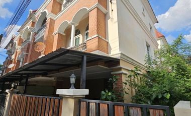 For sale 3 bed townhouse in Lat Phrao, Bangkok