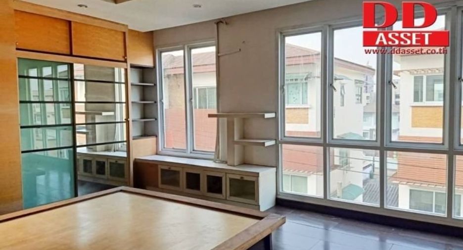 For sale 4 Beds townhouse in Lat Phrao, Bangkok