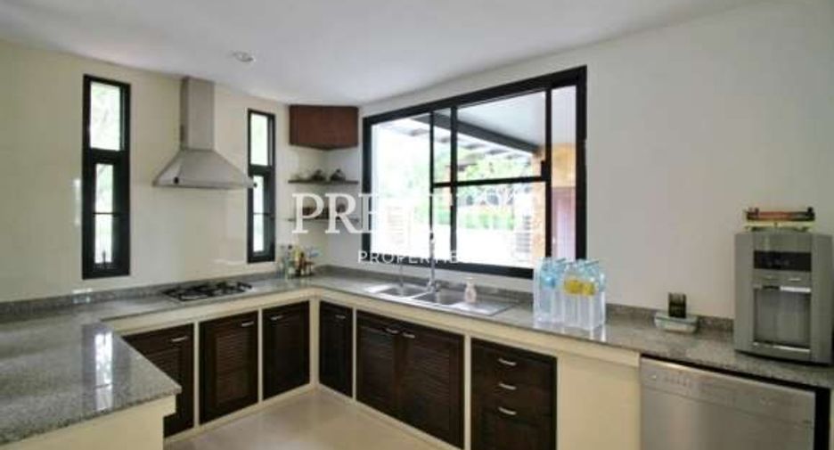 For sale 4 bedrooms house in East Pattaya, Pattaya