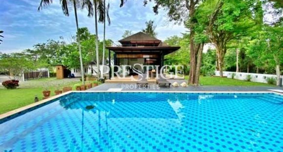 For sale 4 bedrooms house in East Pattaya, Pattaya