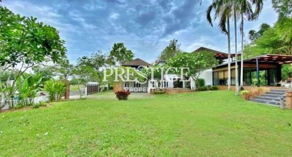 For sale 4 bedrooms house in East Pattaya, Pattaya